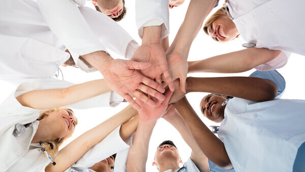 gemeinsam-haende-shutterstock-652918282-600x338px