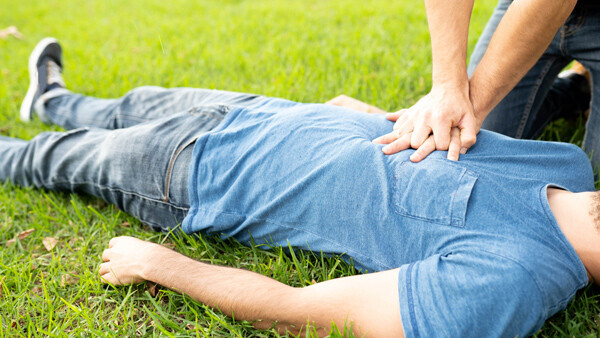 herzdruckmassage-herzstillstand-1539690134-600x338px