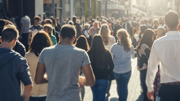 menschen-fussgaengerzone-shutterstock-740632564-600x338px