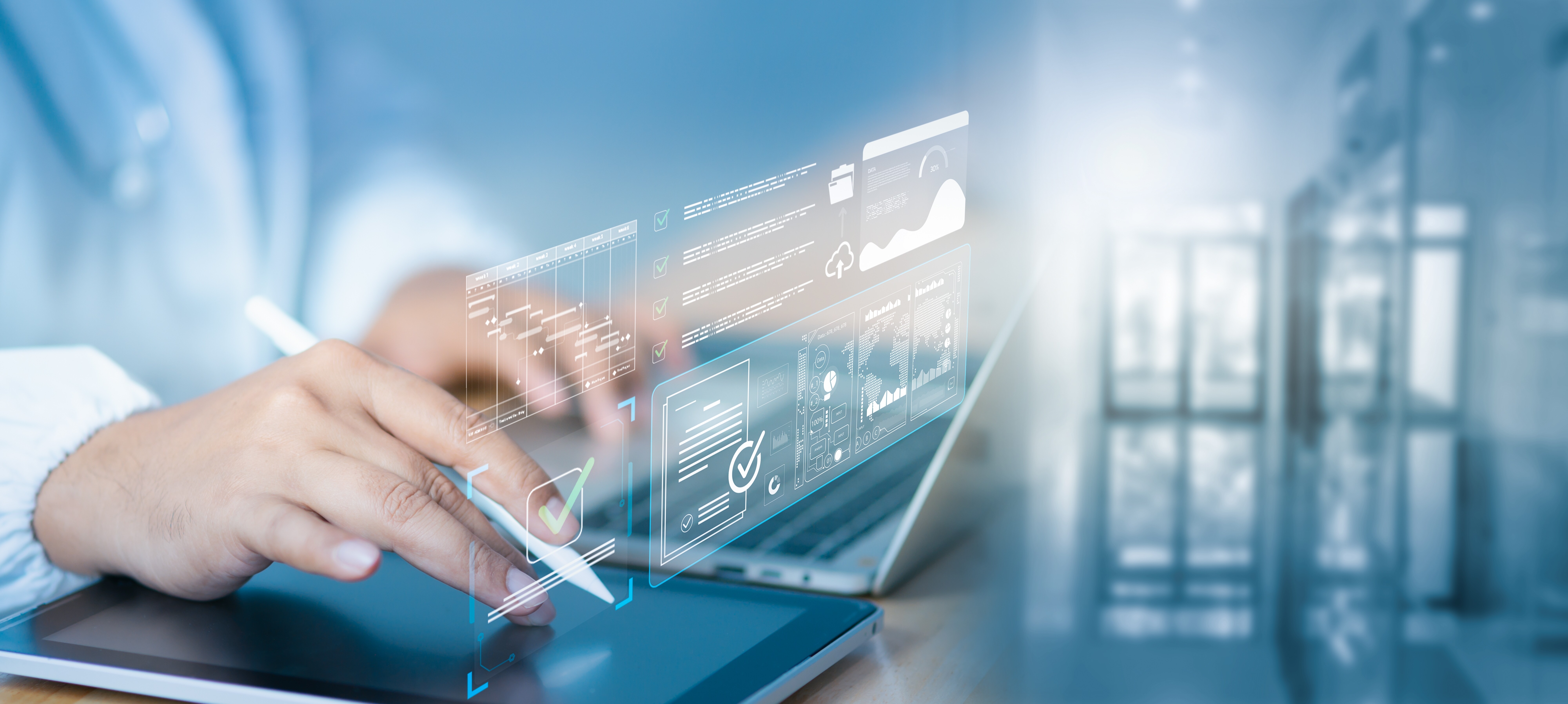 Arzt nutzt digitales Tablet und Laptop mit KI-Dashboard und holografischer Checklisten.