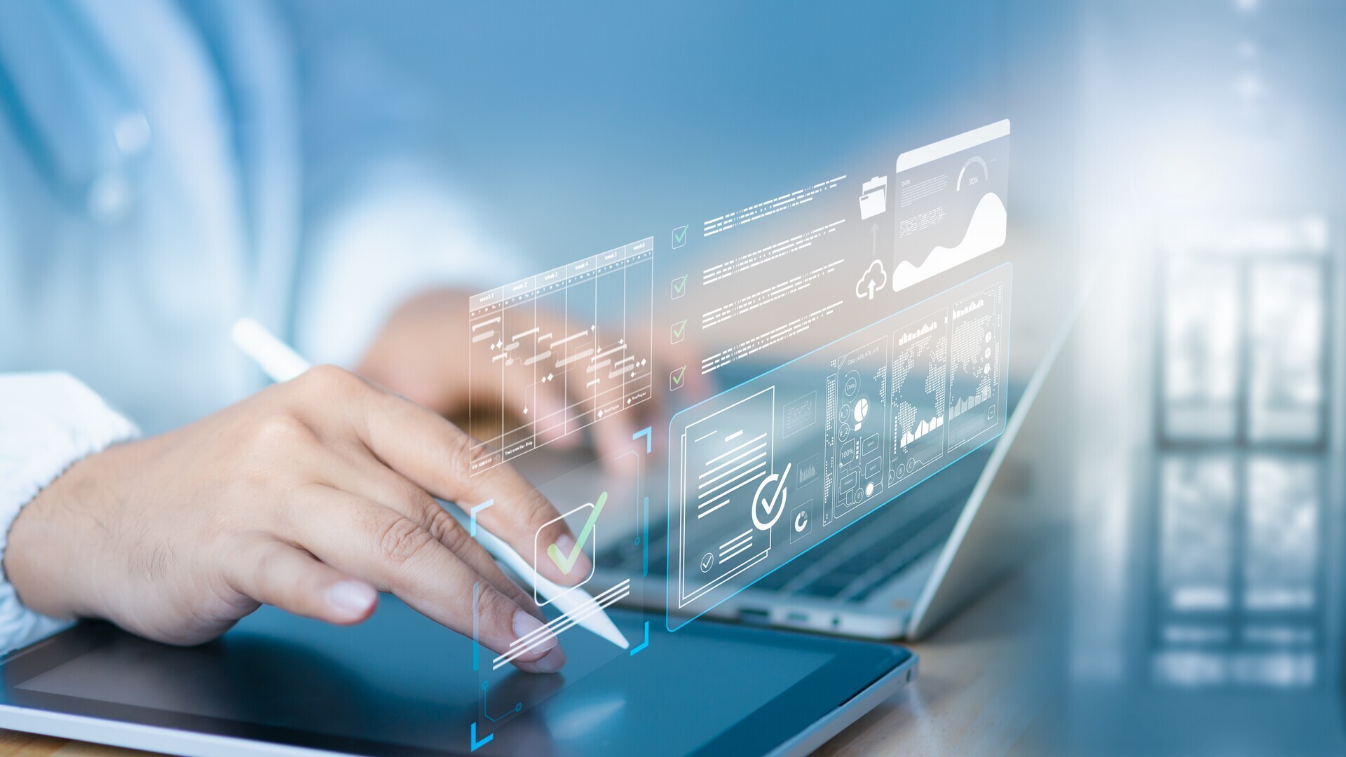 Arzt nutzt digitales Tablet und Laptop mit KI-Dashboard und holografischer Checklisten.