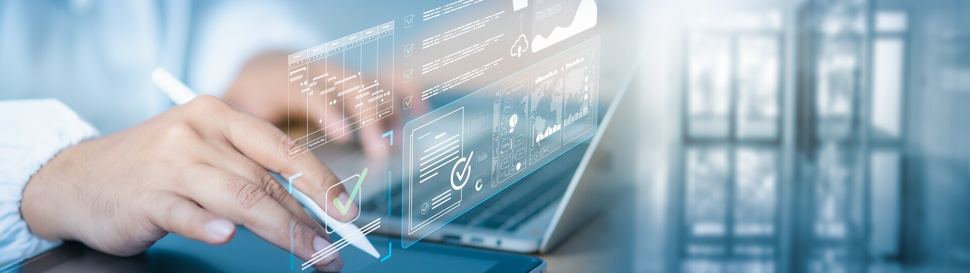 Arzt nutzt digitales Tablet und Laptop mit KI-Dashboard und holografischer Checklisten.