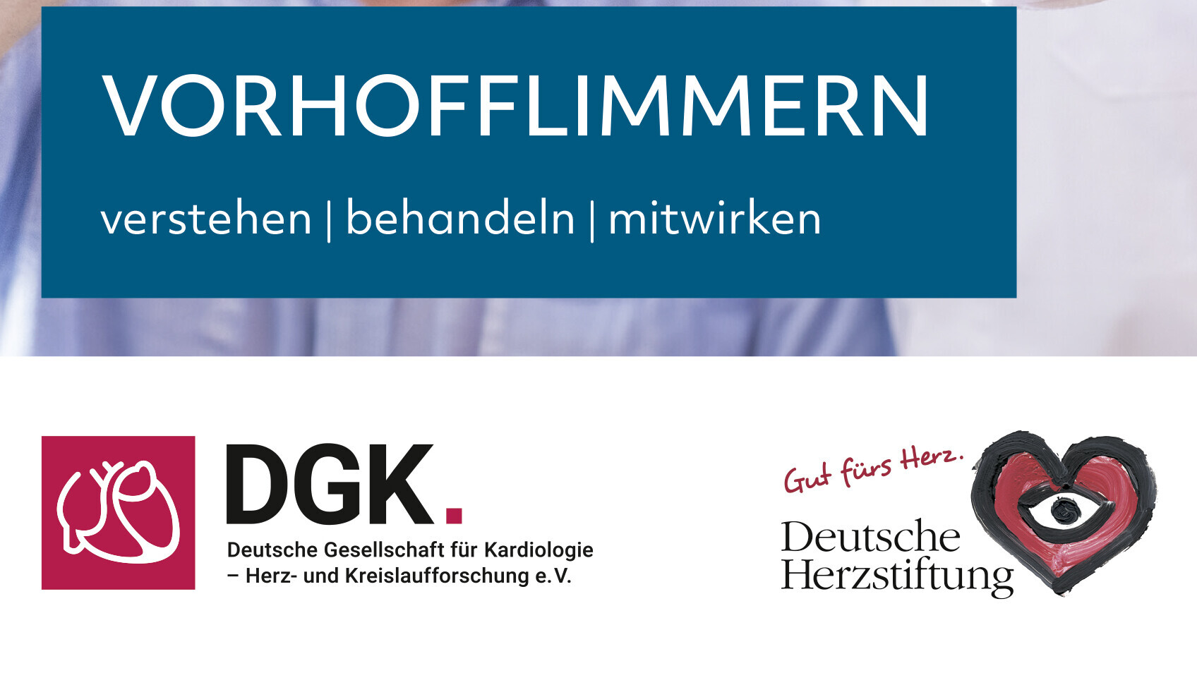 Patient und Ärztin bilden ein Herz mit den Händen