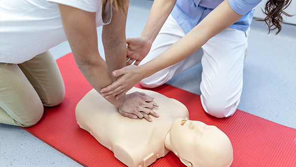 Herzdruckmassage: So funktioniert Wiederbelebung
