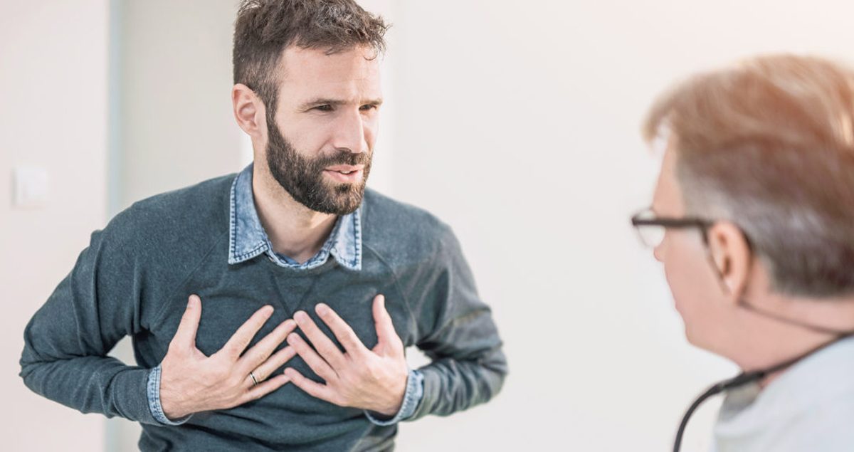 Ein Mann zeigt dem Arzt seine Brustschmerzen